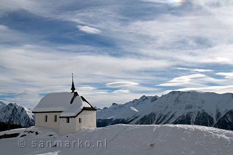 De kerk van Bettmeralp tijdens het wandelen van Riederalp naar Bettmeralp