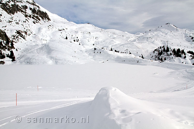 Uitzicht over de Bettmersee en het skigebied Aletsch Arena in Wallis