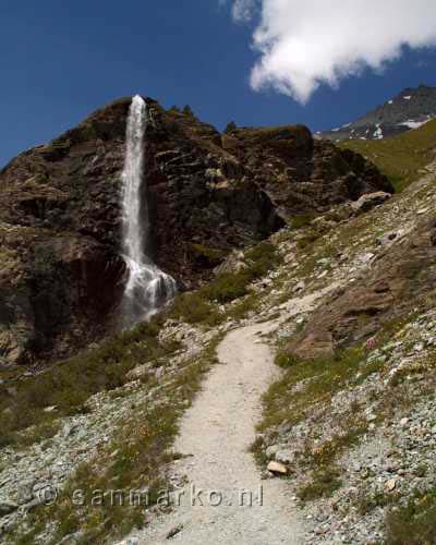 Een waterval onderweg bij Zermatt in Wallis