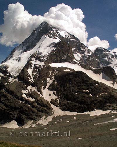 De Matterhorn in Zwisterland in de wolken