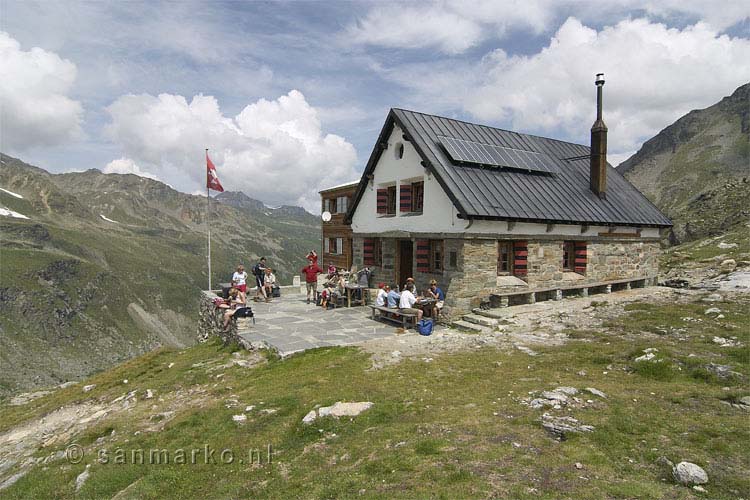 De Turtmannhütte in het Turtmanntal in Wallis