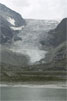 De gletsjer boven het stuwmeer in het Turtmanntal in Wallis