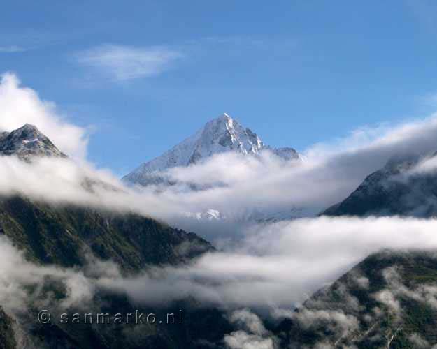 De Bietschhorn in Wallis in de wolken