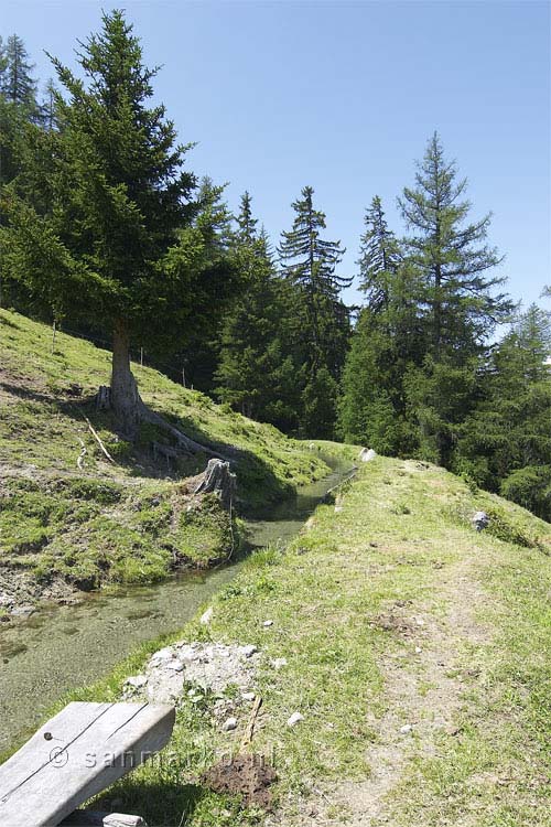 Even uitrusten op een bankje bij Waldstafel in Wallis