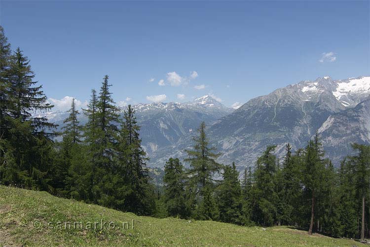Uitzicht over Wallis richting het Lötschental