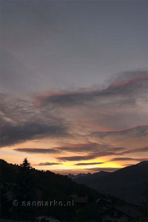 Zonsondergang vanaf ons vakantiehuisje in Unterbäch in Wallis