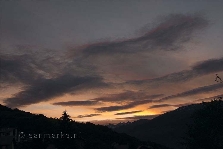 Zonsondergang vanaf ons vakantiehuisje in Unterbäch in Zwitserland