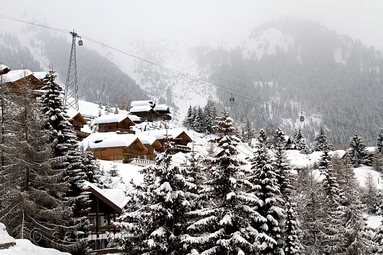 Uitzicht over de laatste bebouwing van Verbier en de Savoleyres lift