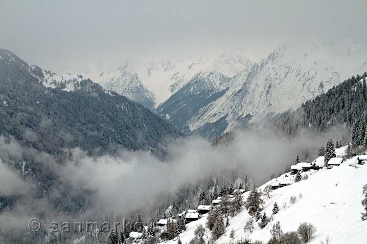 Tijdens onze winter wandeling het uitzicht over Wallis in Zwitserland