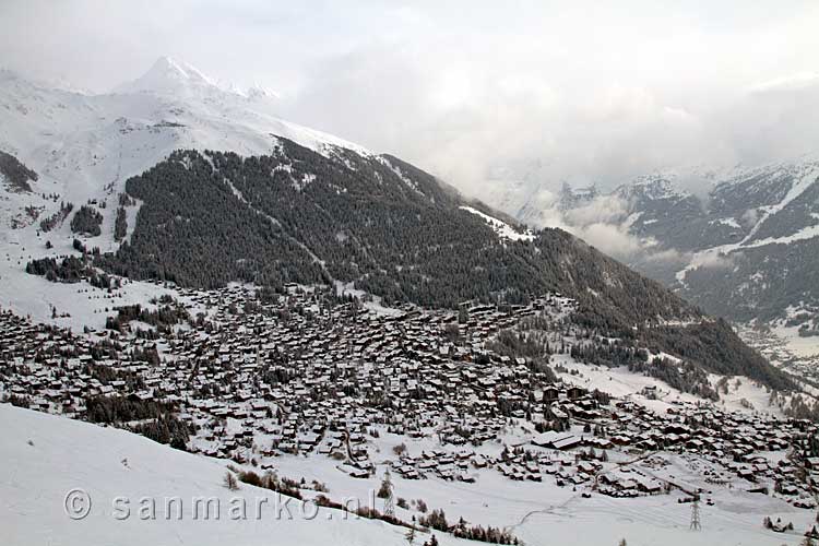 Vanaf het winterwandelpad een mooi uitzicht over Verbier