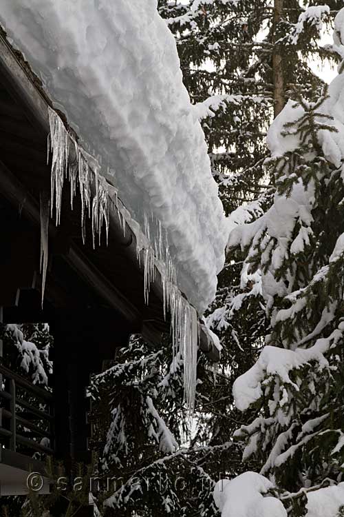 IJspegels aan het dak van een huis in Verbier