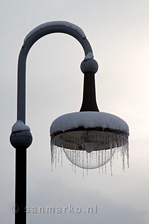 De lantaarnpaal met ijspegels in Verbier in Zwitserland