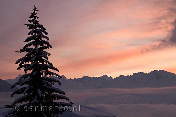 De avondzon op de bergen bij Verbier in Wallis