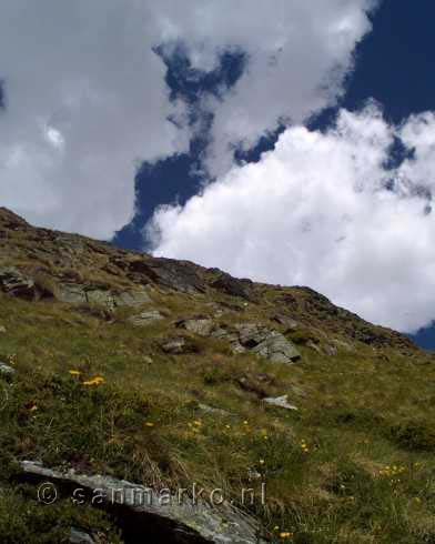 Later regen tijdens de wandeling naar de Weisshornhütte in Wallis