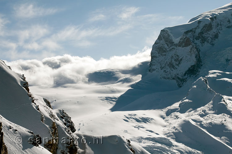 Wolken naast de Monte Rosa bij Zermatt