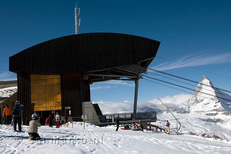 Het bergstation van de Hohtälli lift tijdens het skiën
