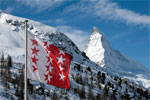 De vlag van Wallis met de Matterhorn in de achtergrond