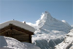 Een zwitsers chalet met de Matterhorn in de achtergrond