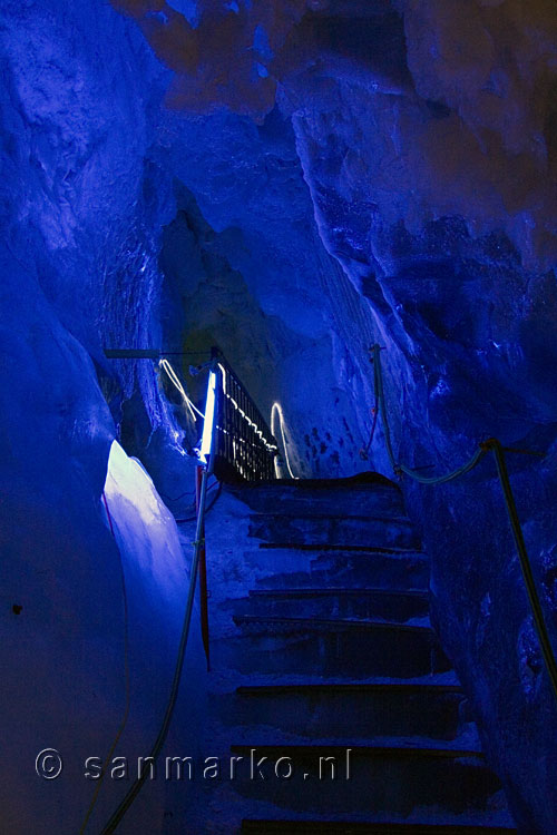 Blauwe verlichting in het gletsjer paleis bij de Klein Matterhorn