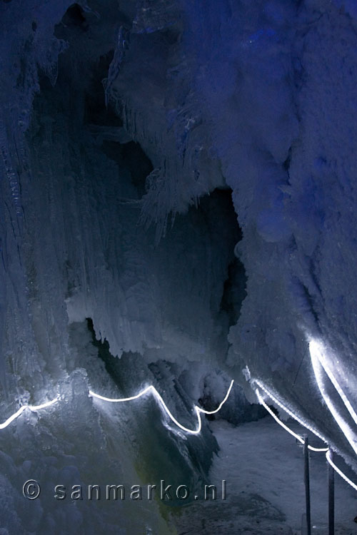 Een spleet in de gletsjer in het gletsjer paleis bij de Klein Matterhorn