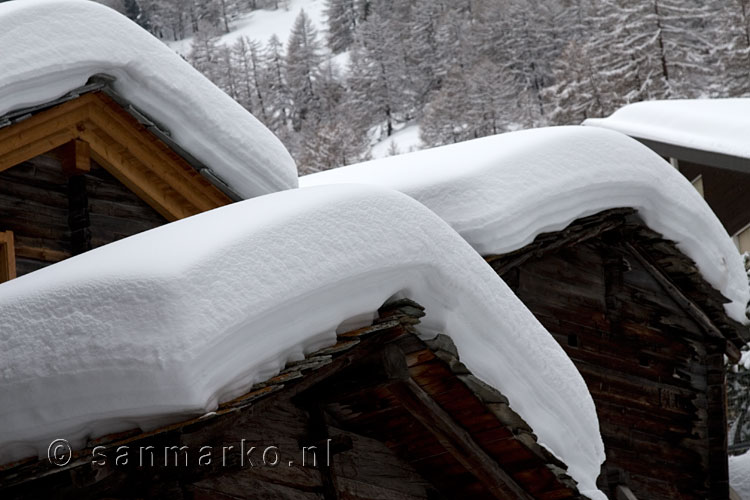 Sneeuw op de daken van oud Zermatt in Wallis