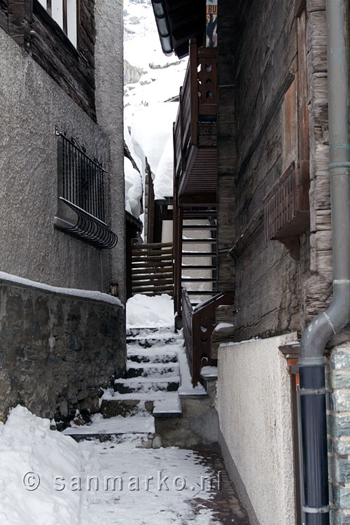 Een steegje in oud Zermatt in Zwitserland