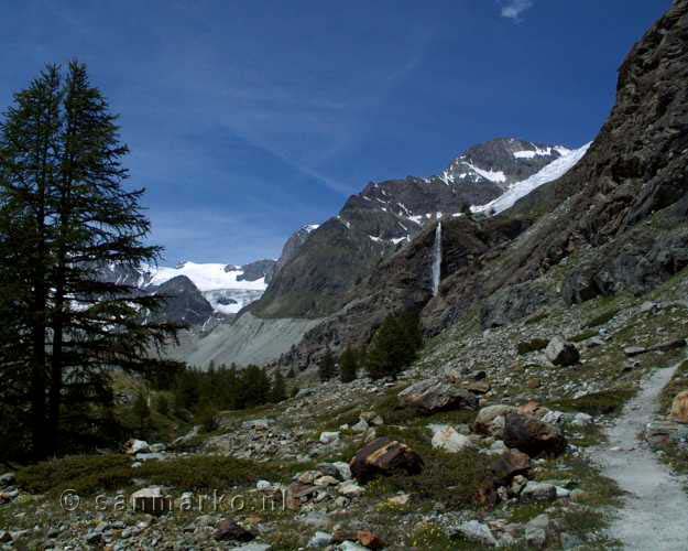 In de verte de graat naar de Schönbielhütte in Zwitserland